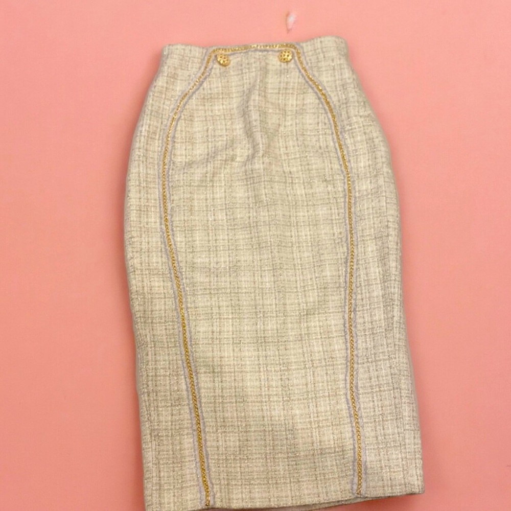 Isabel Garcia below the knee skirt
